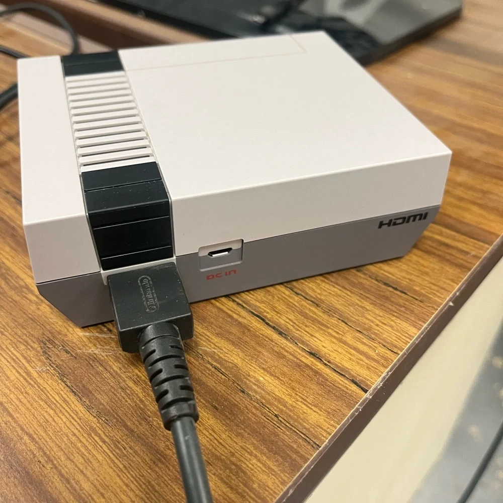 Nintendo entertainment system classic edition: controller and The Edge joystick